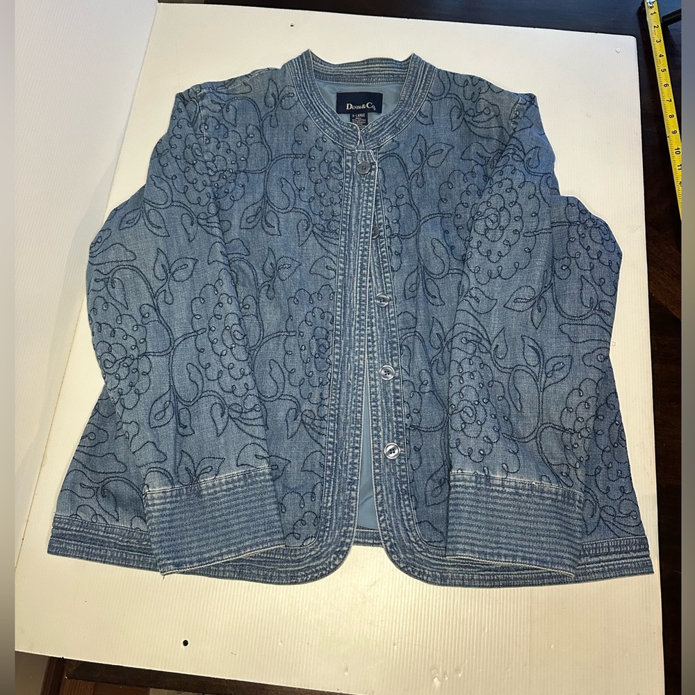 Vtg Womens Denim & Co Jean
Jacket Sz XL Embroidered
Light Weight Lined.